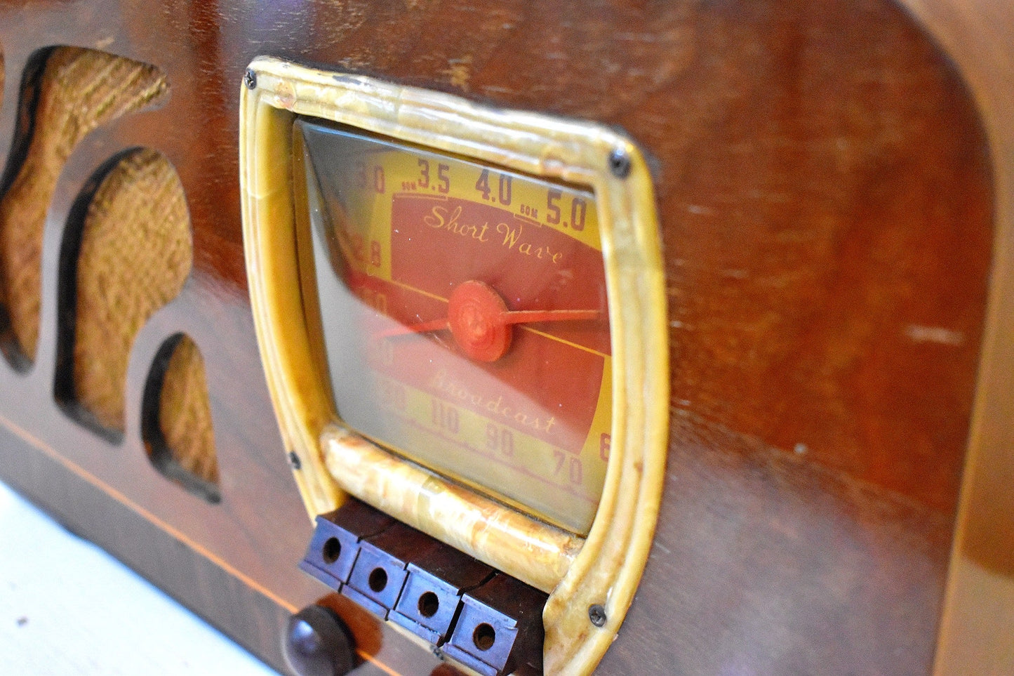Artisan Crafted Wood 1940 Truetone Model D-1014 Vacuum Tube AM Shortwave Radio! Beautiful Woodwork! Sounds Great!