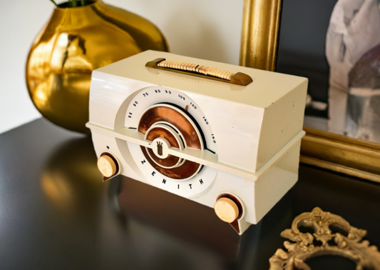 Alabaster White 1952 Zenith Model J615W AM Vacuum Tube Radio Excellent Condition and Very Loud Clear Sounding!